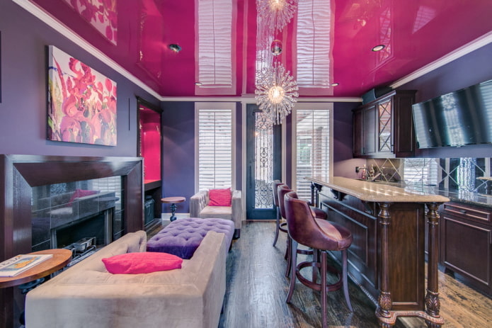 roze spanplafond in het interieur