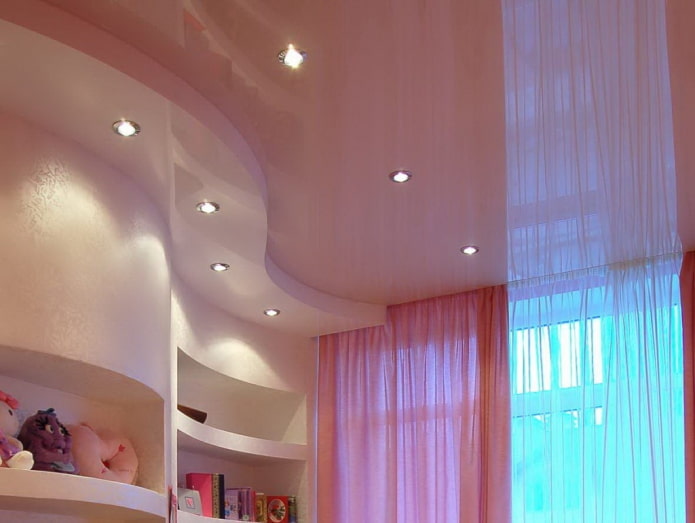 roze plafondconstructie met twee niveaus
