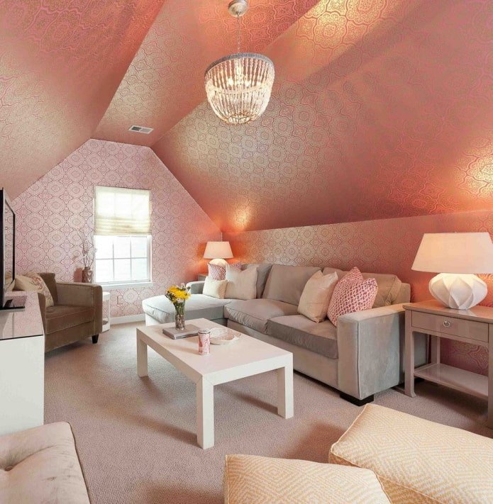 roze behang op het plafond in het interieur