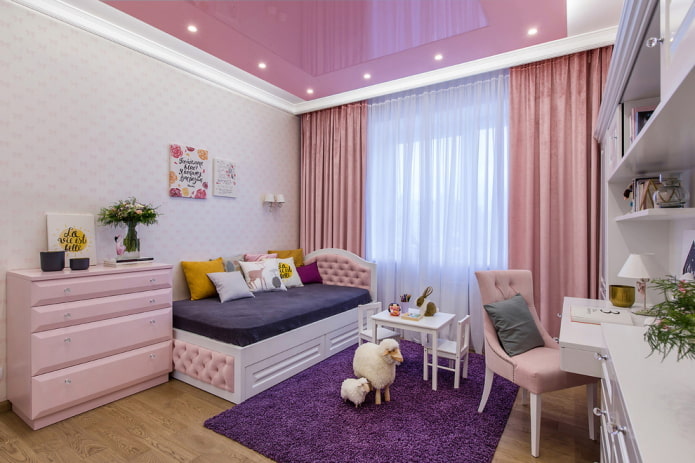roze spanplafond in de kinderkamer