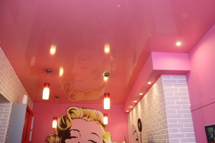roze plafondontwerp met lampen