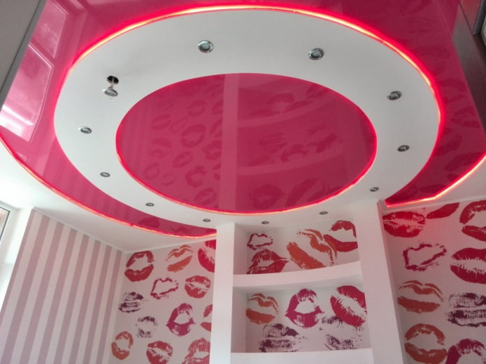 wit en roze spanplafond
