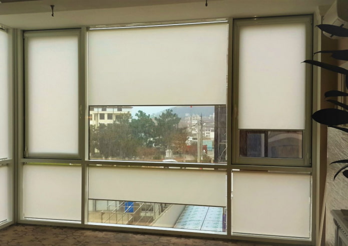 rolgordijnen op de loggia met panoramische beglazing