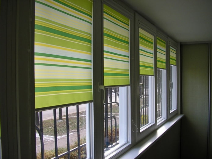 rolgordijnen met strepenprint op de loggia
