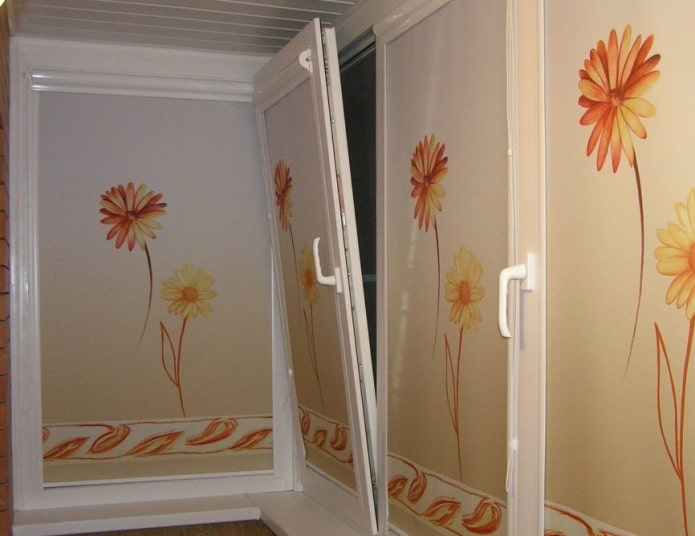 rolgordijnen met bloemen op de loggia