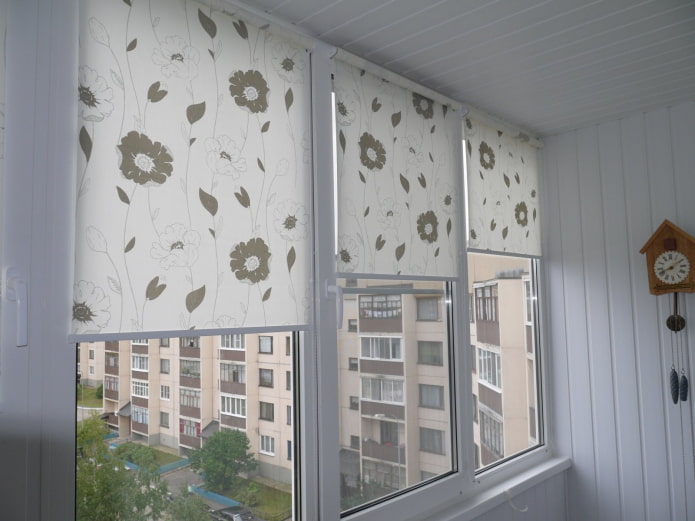 rolgordijnen met bloemenprint op de loggia