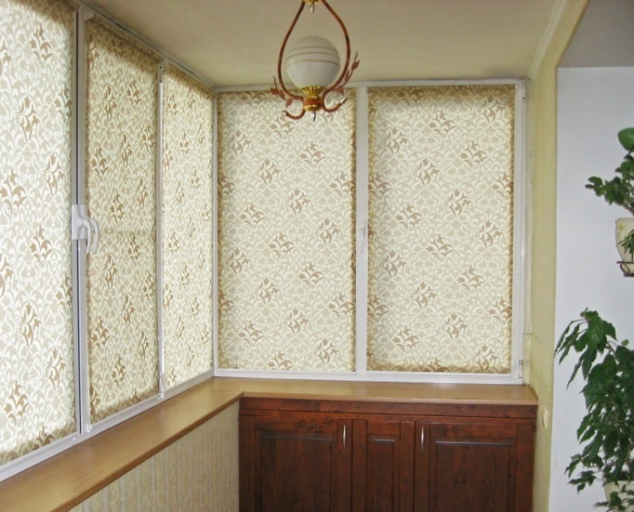 gedessineerde rolgordijnen op de loggia