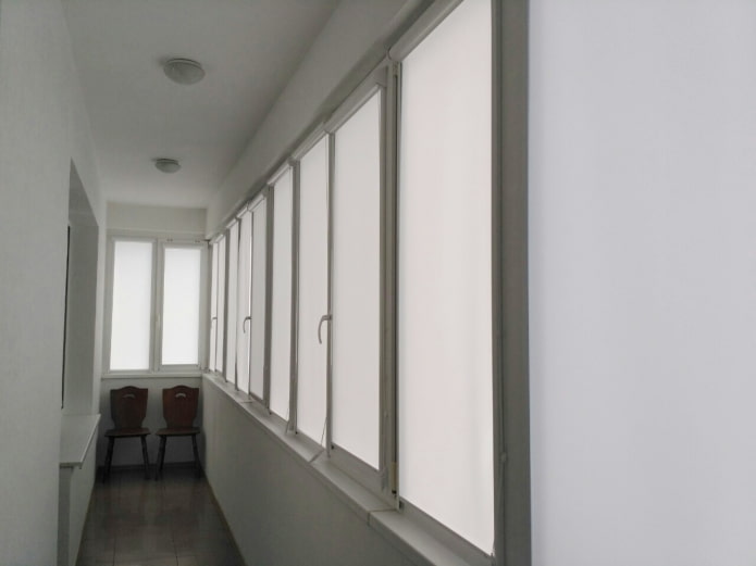 witte rolgordijnen op de loggia