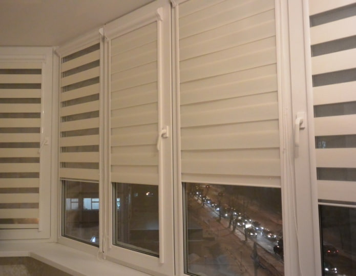Dag-nacht rolgordijnen op de loggia