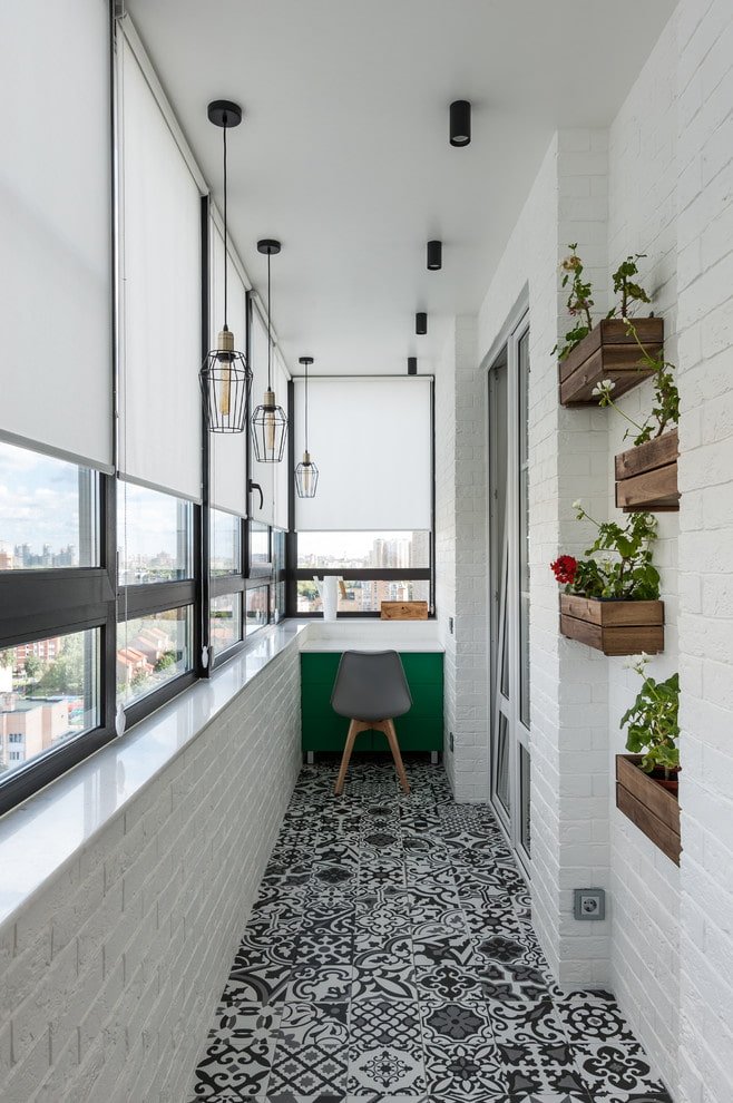 Rolgordijnen in het interieur van de loggia