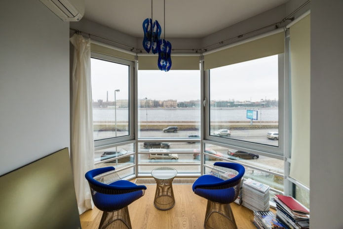 rolgordijnen op de loggia met panoramische beglazing