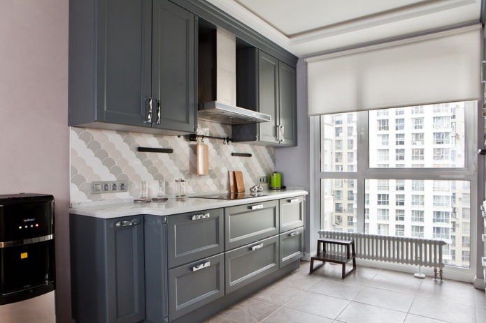 grijs gordijn in de keuken