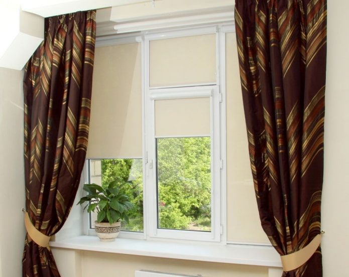 rolgordijn voor het raam