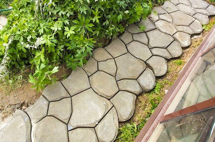 Betonpad met figuren