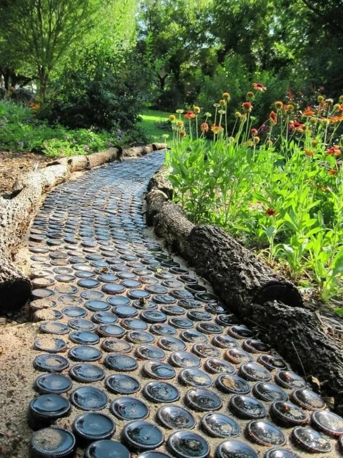 Tuinpad van flessen