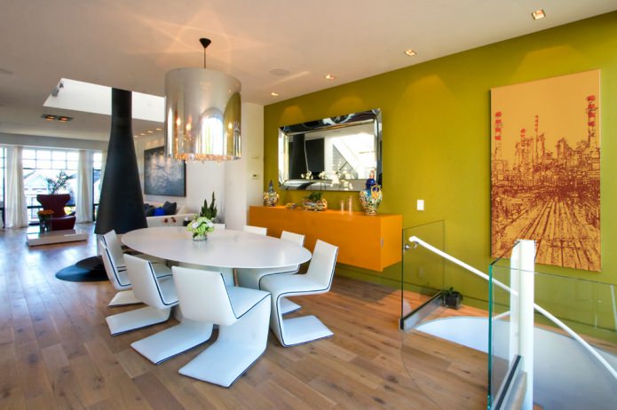 Lichtgroen en oranje interieur