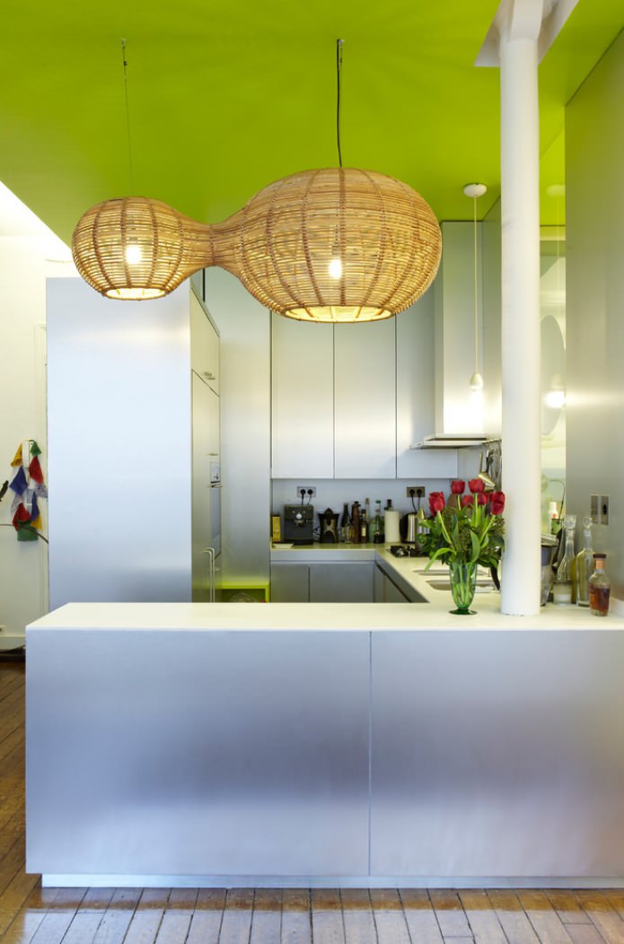 fel saladegroen plafond