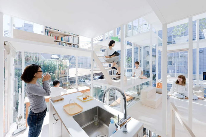 transparant huis in Tokio, uitzicht vanaf de binnenkant