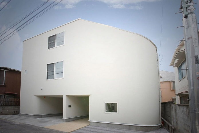 Japans huis met uitzicht op een glijbaan van buitenaf
