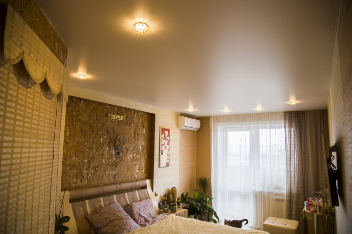 satijnen spanplafond in de slaapkamer