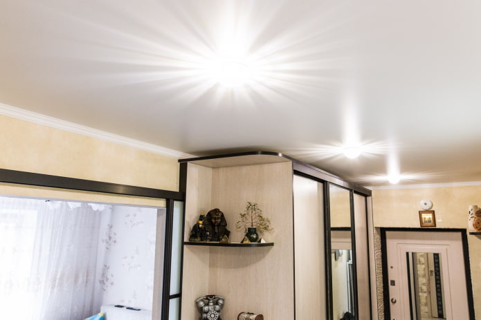 satijnen plafond in de hal