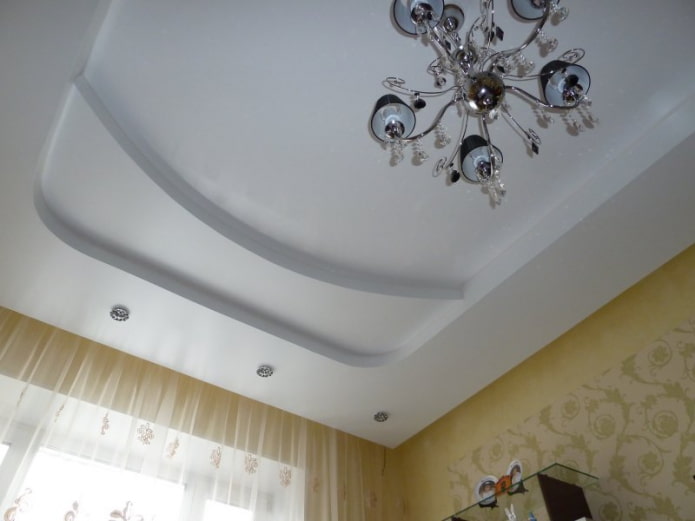 satijnen spanplafond met meerdere niveaus