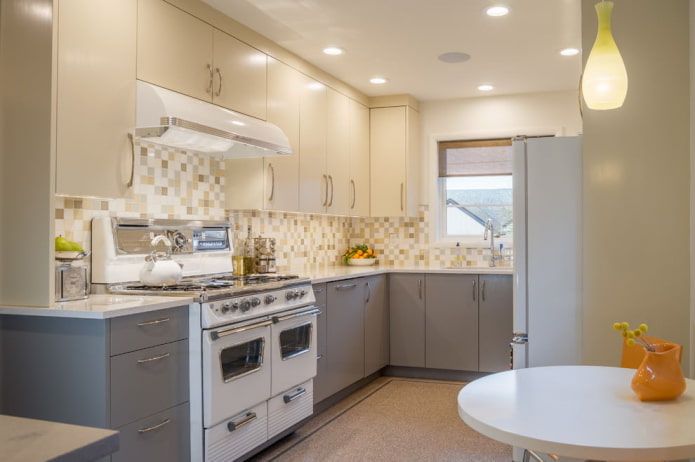 keukeninterieur in grijsbeige tinten
