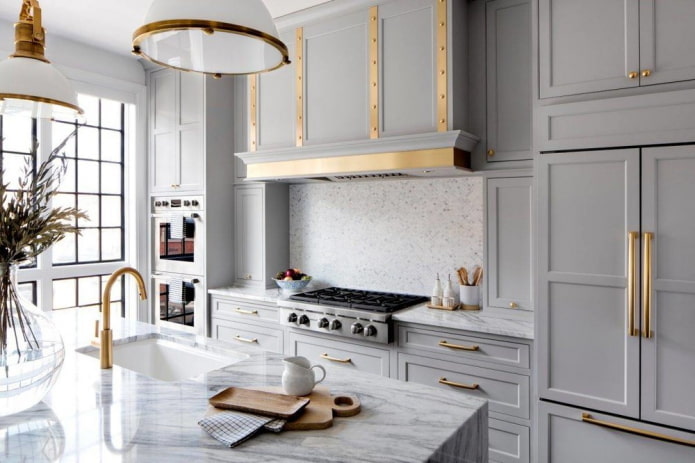 keuken in grijstinten met lichte accenten