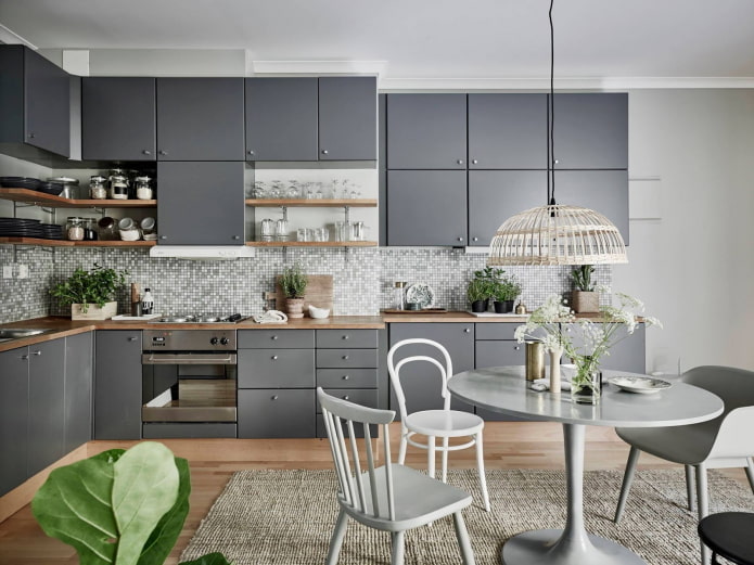 meubels en apparatuur in het keukeninterieur in grijstinten