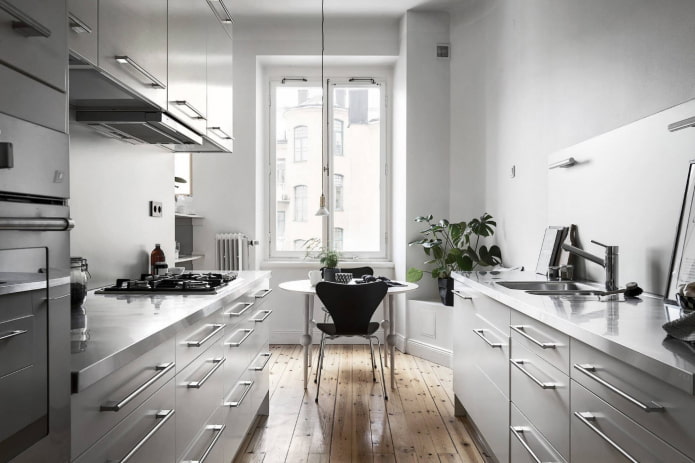 keukeninterieur in lichtgrijze tinten