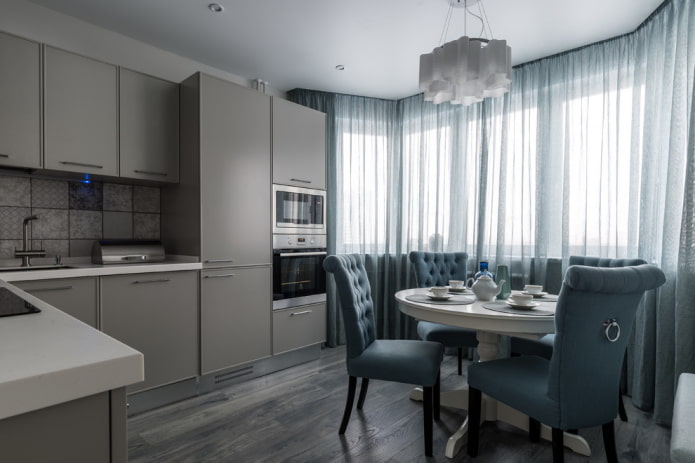 gordijnen in het keukeninterieur in grijstinten