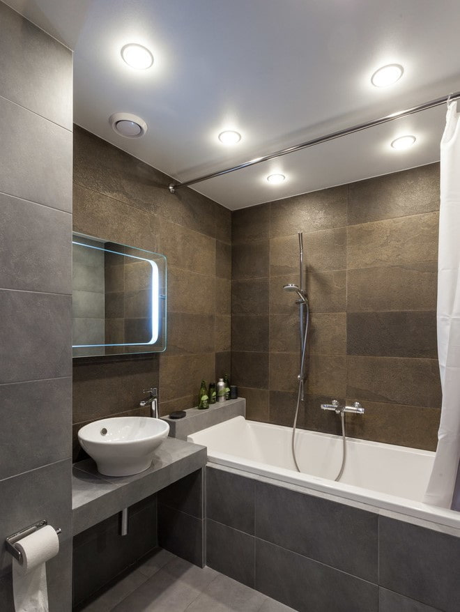 badkamerinterieur in grijsbruine tinten