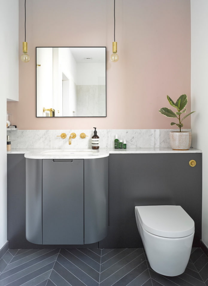 badkamerinterieur in grijs en roze tinten