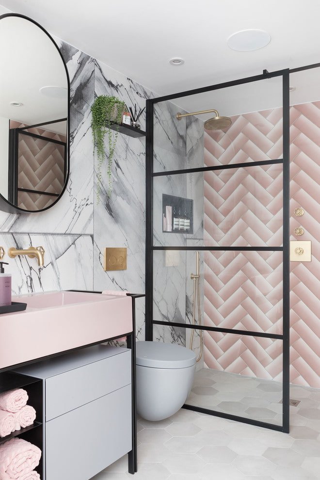 badkamerinterieur in grijs en roze
