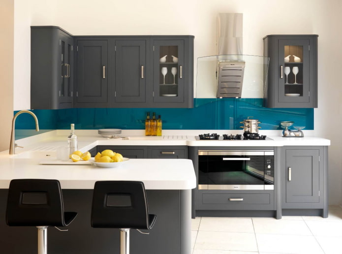 turquoise achterwanden in een grijs-witte keuken