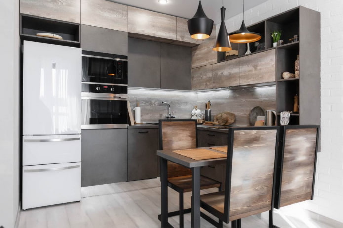 hout in verschillende tinten in het interieur van een grijs-witte keuken