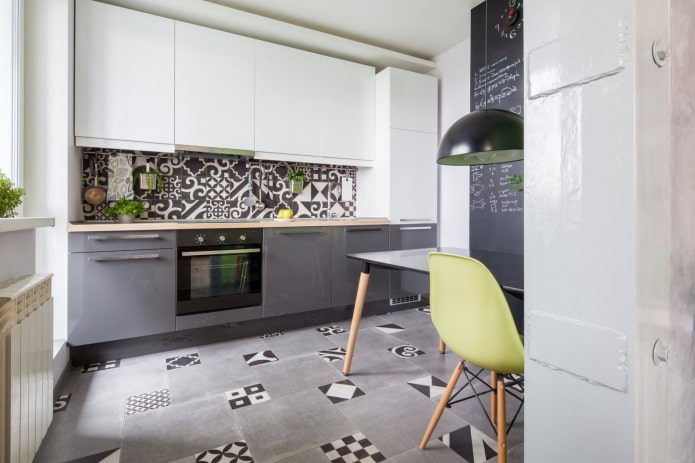 grijze en witte keuken met moza?eken op de vloer en op het voorblad