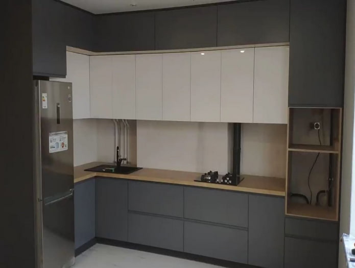 lichte houten vloer in een grijs-witte keuken