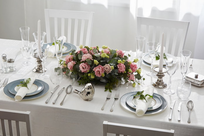 tafeldekking met bloemen