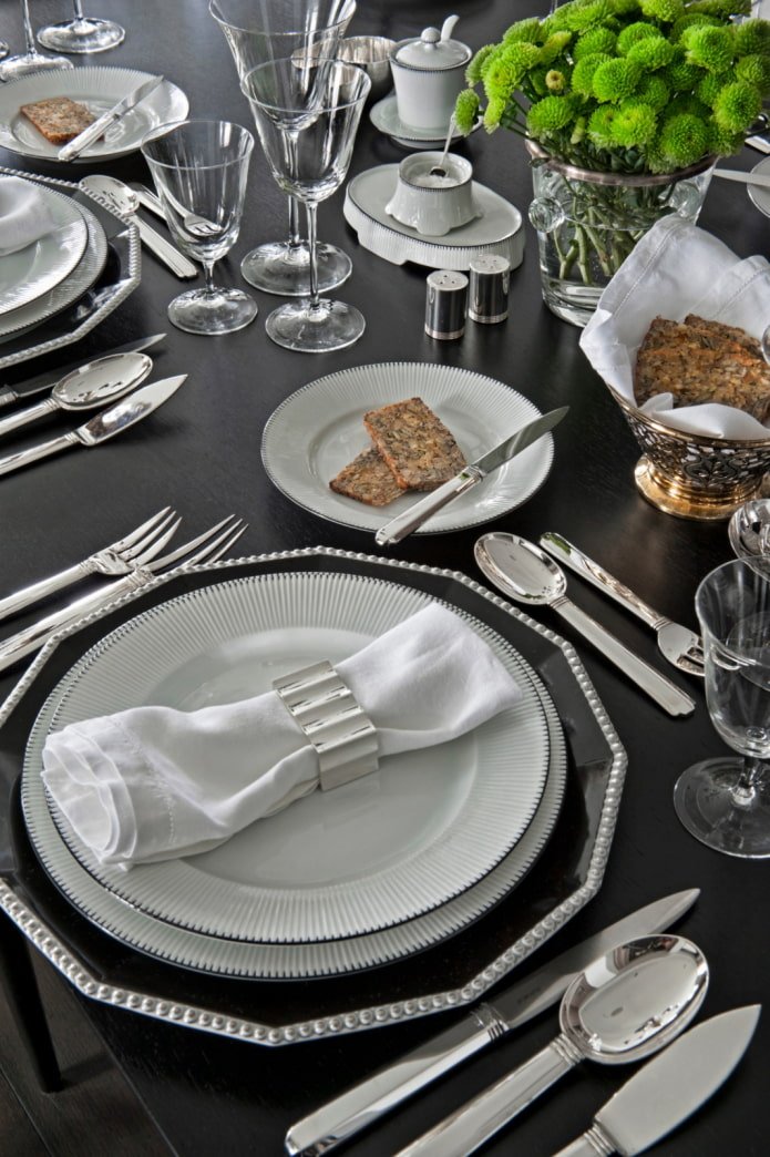 hoe leg je bestek op tafel