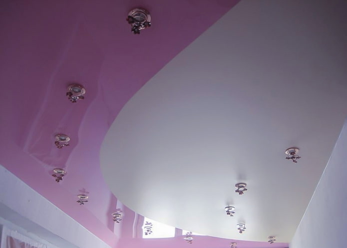 grijs en roze plafondstructuur