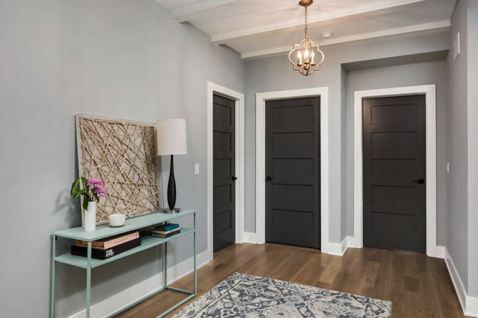 afwerking van het interieur in grijstinten