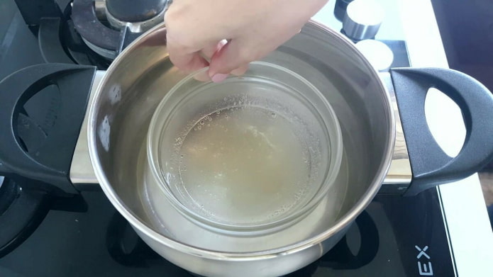 Gelatine in een waterbad