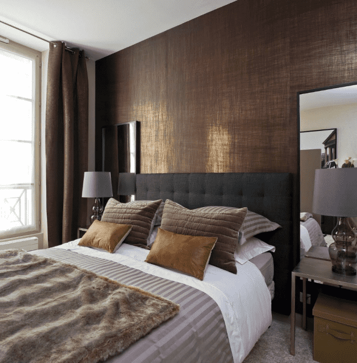 zijden behang in het interieur van de slaapkamer