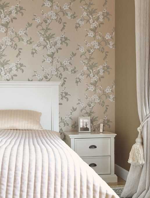 zijden behang met bloemen in het interieur