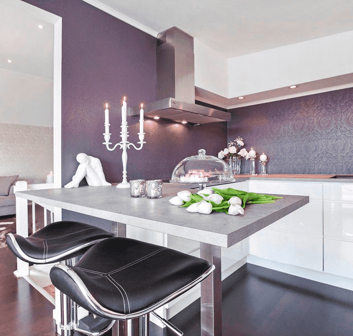 zijden behang in het keukeninterieur