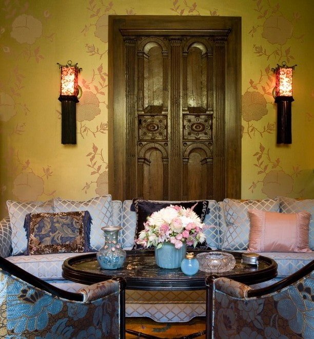 zijden behang met bloemen in het interieur