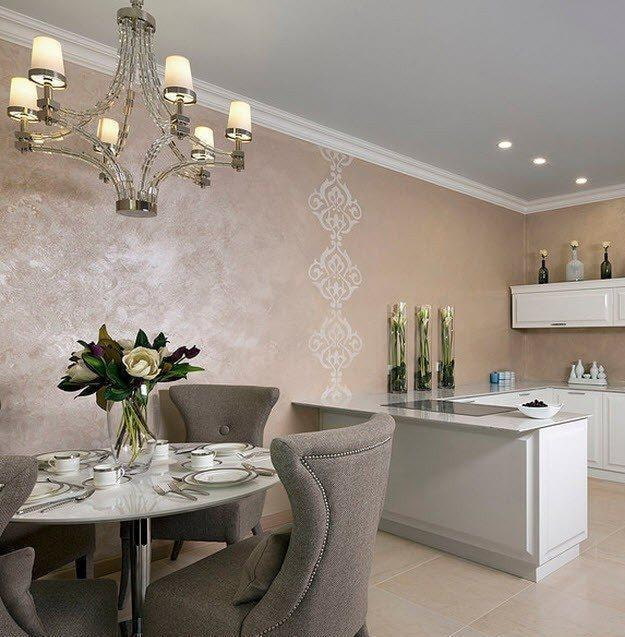 zijden behang in het keukeninterieur