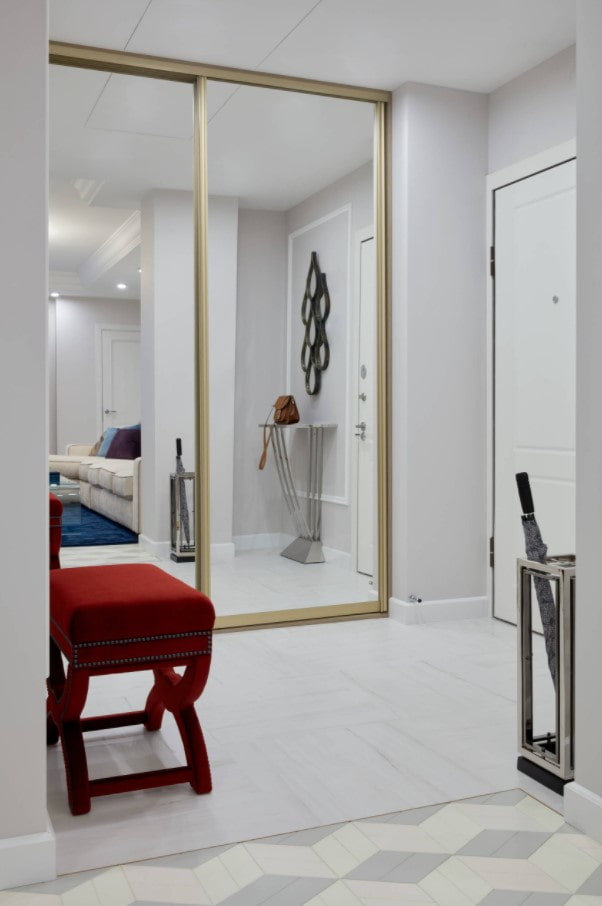 kast met gouden fittingen