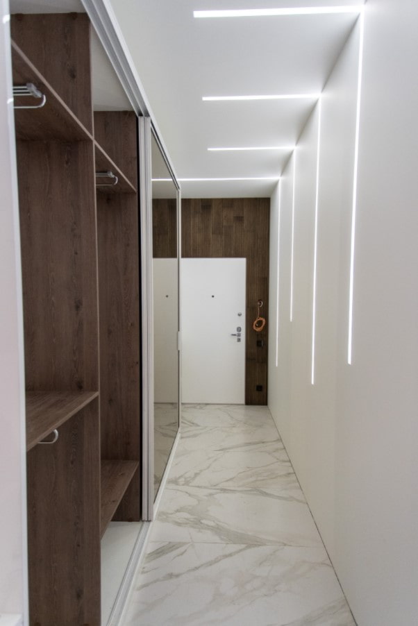 kledingkast langs de hele muur in de gang